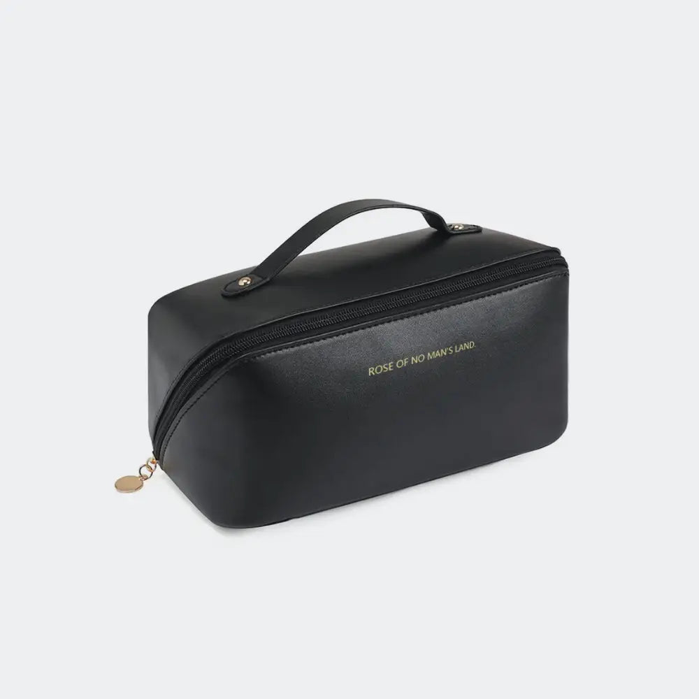 trousse de toilette de luxe femme noir fond blanc