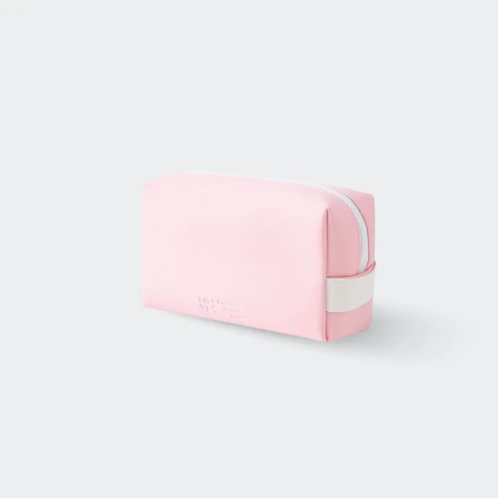 trousse de toilette luxe femme rose fond blanc